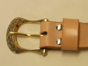 帯広・グランドガレリアの真鍮製唐草模様のバックルベルト